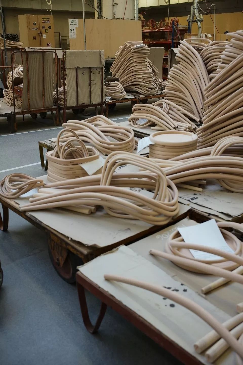 探访TON工厂看经典椅子背后的故事|疯狂24h我们去捷克干了啥？