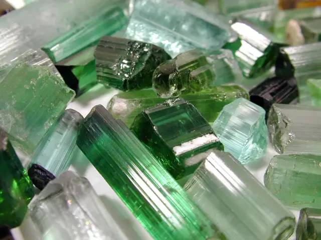 小假碧玺有什么危害,碧玺可用酒精辨真假不