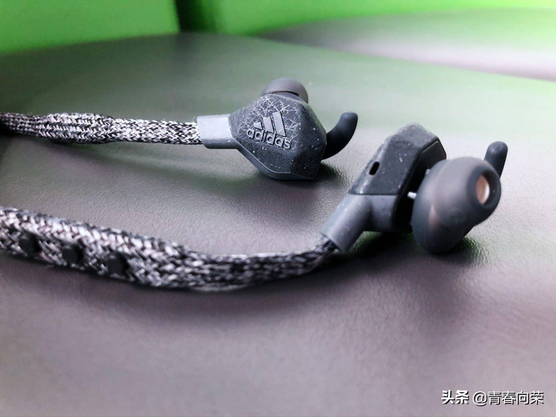 来自阿迪达斯的跨界暴击！AdidasFWD-01蓝牙运动耳机