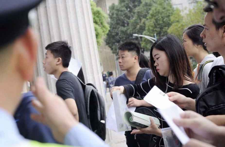 教师与公务员哪个好,教师跟公务员哪个更好