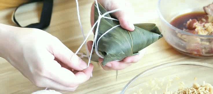 粽子怎么能包的特别紧不漏米,煮粽子时为何会出现粽子夹生现象
