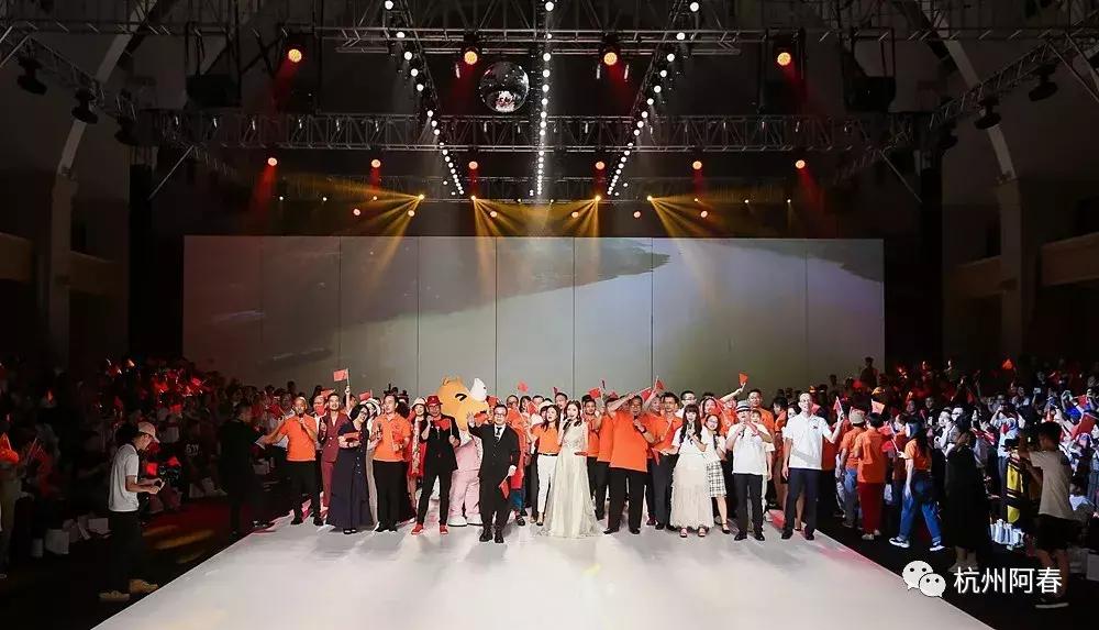 服装人放声高歌致敬祖国，广东时装周闭幕式上那激动人心的一刻