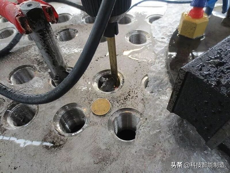 丝锥钻头断在孔里怎么弄,丝锥钻孔断在孔里怎么解决