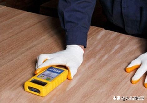 发泡胶打在地板下面地板起鼓,地板上面铺的木地板鼓了怎么处理