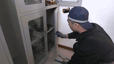 沈阳北站空调维修工的“冰火两重天”