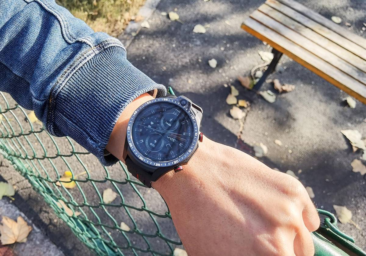 64G+双摄+全网通，是手机还是智能手表：Jeep黑骑士评测