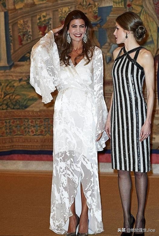 阿根廷第一夫人遇对手,穿真丝裙秀飘逸,却被西班牙王后比下去!
