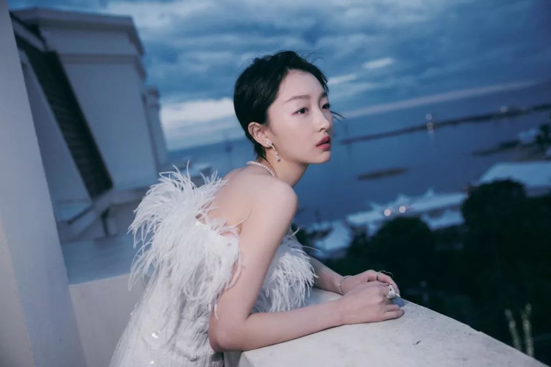 吴谨言模仿baby白头发,吴谨言与angelababy对比