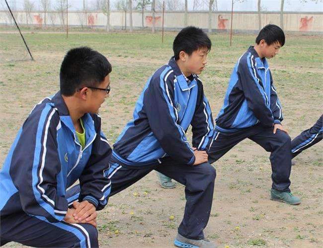 孩子踢球怕受伤该怎么引导,孩子对足球的热爱如何表达