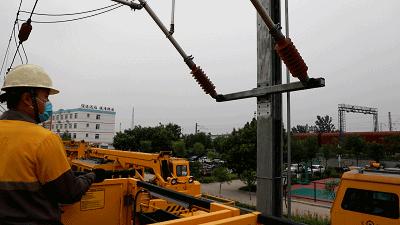 他们为14万支绝缘子集体“洗澡”