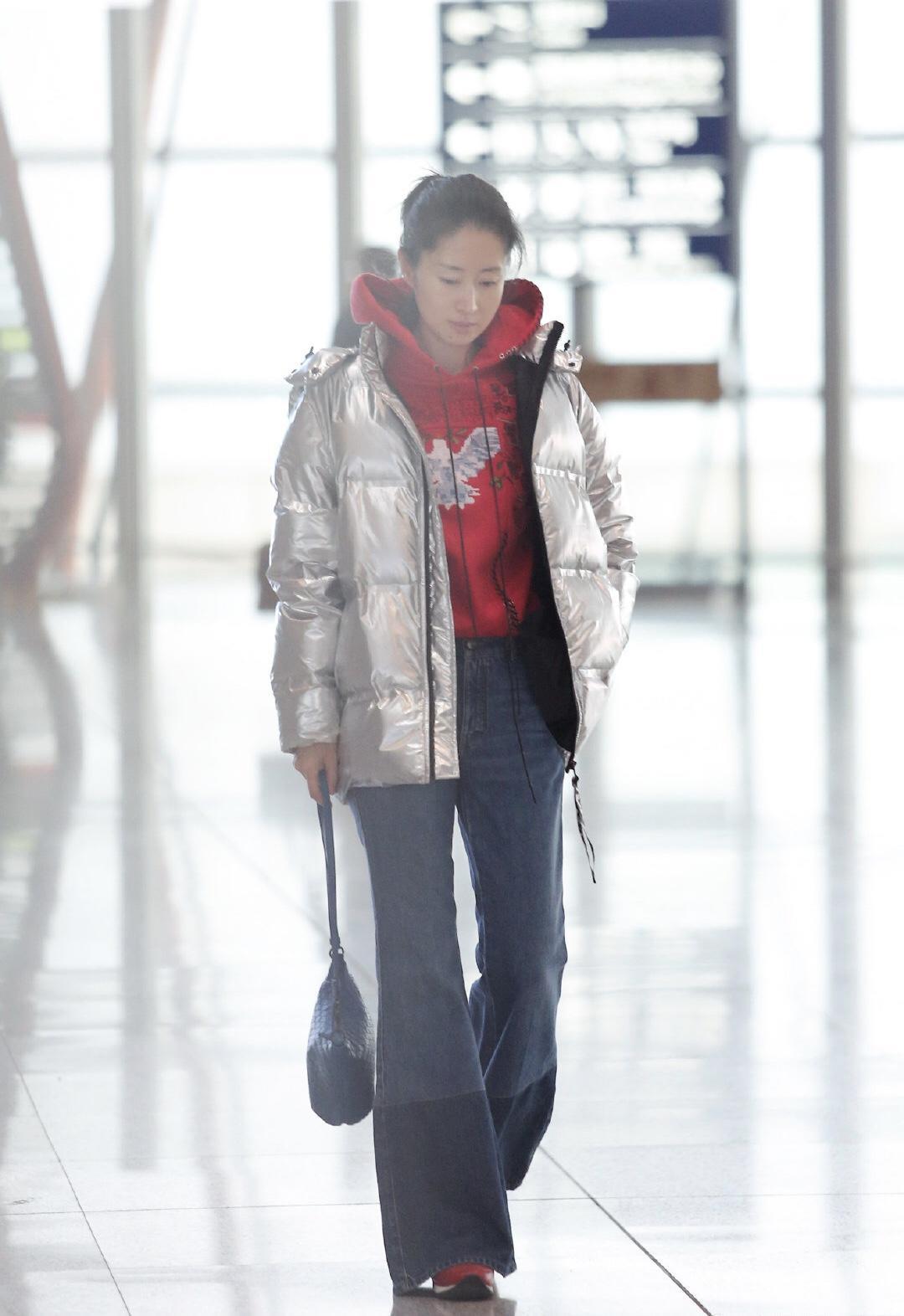 刘敏涛紫色连体运动服显嫩,刘敏涛穿衣搭配小皮衣