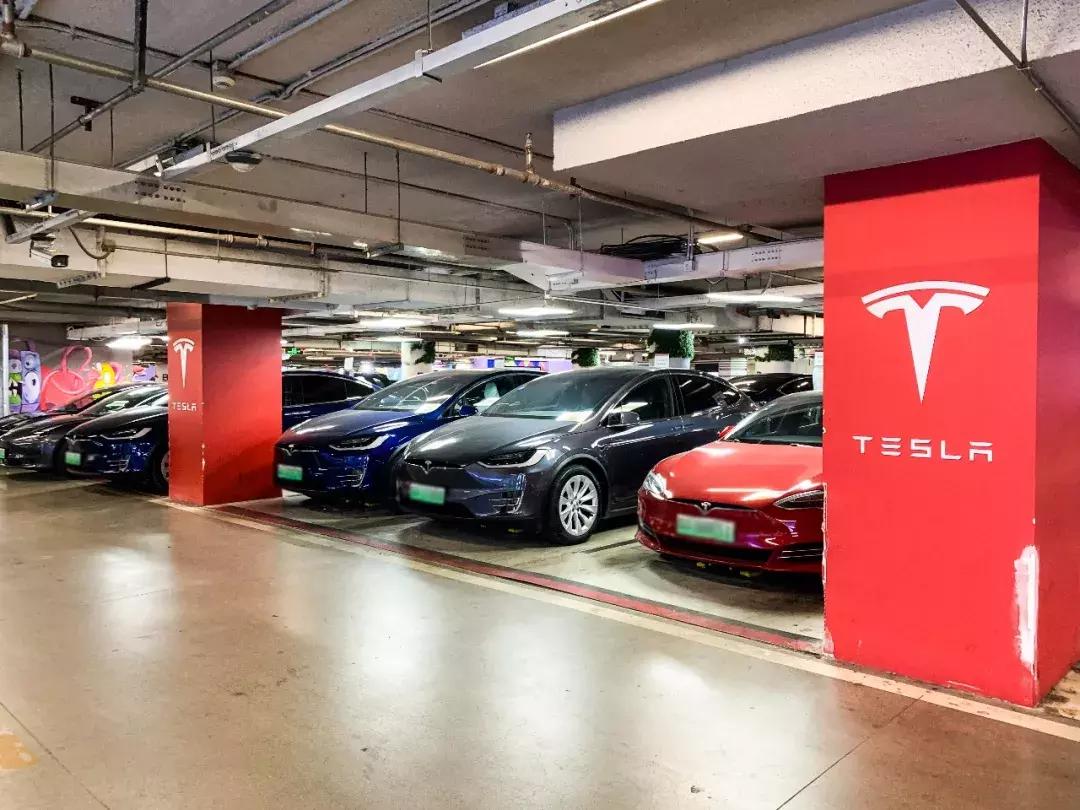 在南京月薪1W，我却停不起车