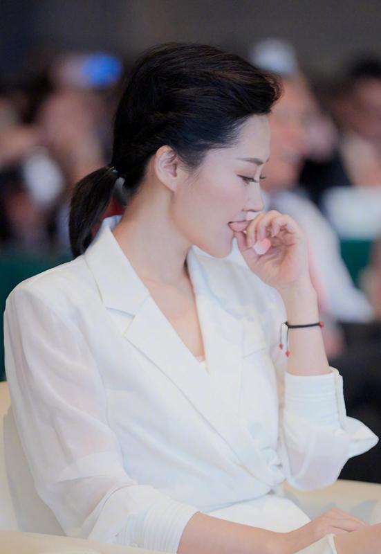 许晴头戴红帽身穿长裙,许晴穿白色西装裙