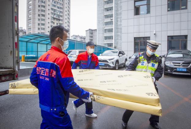 300张床垫助力交警好梦梦宝集团开启公益捐赠第一站