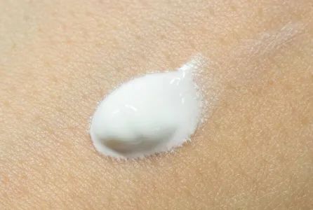 全身捂得严严实实,屁股后面皮肤突然变黑是怎么回事