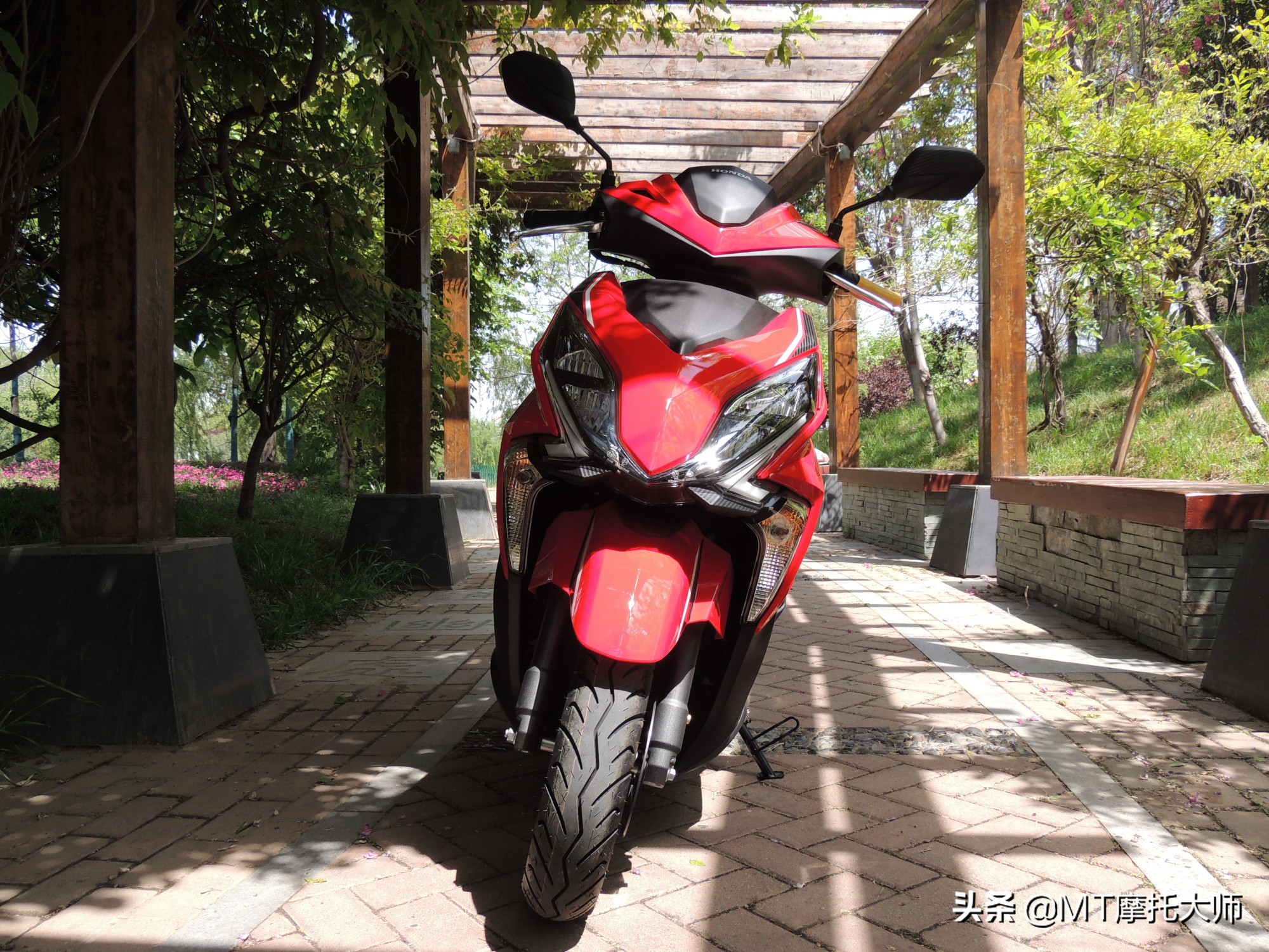 新大洲本田裂行rx125对比豪爵踏板,本田裂行125驾驶体验