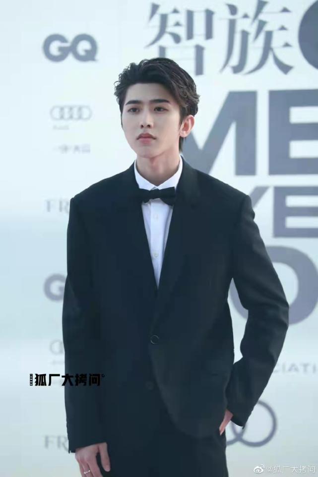 gq盛典蔡徐坤迪丽热巴内场 (gq盛典迪丽热巴蔡徐坤同框)