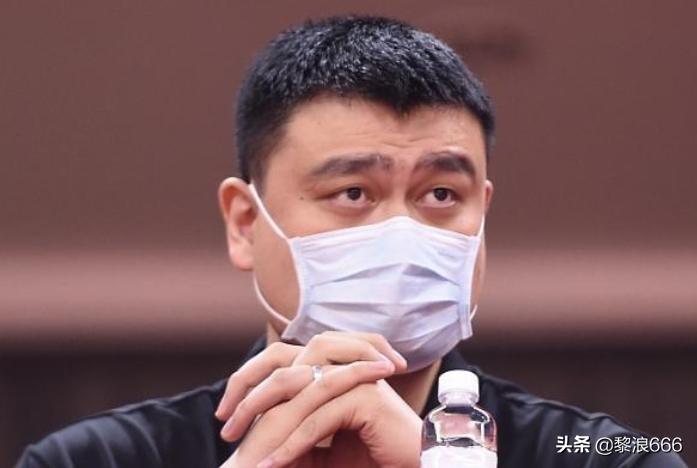 杜锋携广东宏远球员致敬易建联,杜锋对易建联表扬视频