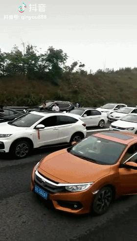 全国各地景区人挤人,各地景区游客爆满