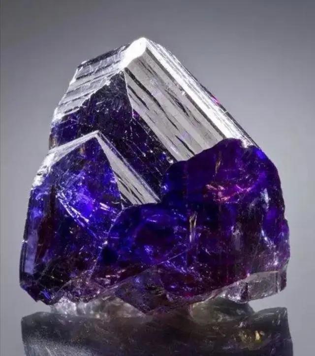 老人意外发现价值160万石头,男人发现一块巨石值10亿