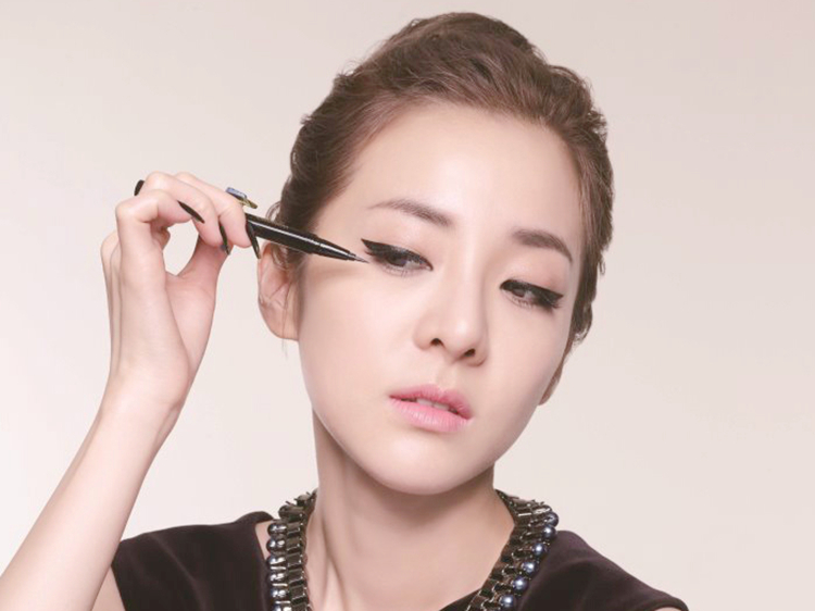 挑对眼线液，魅力电眼一触即成