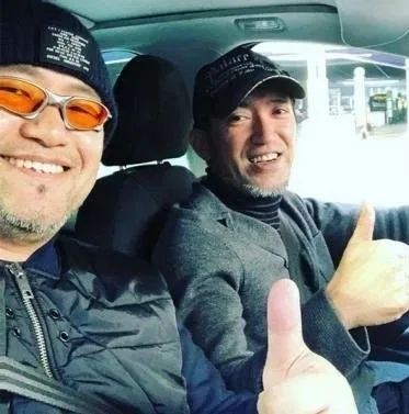 有人愿意花几百块钱，买下被这个光头“喷子”拉黑的资格