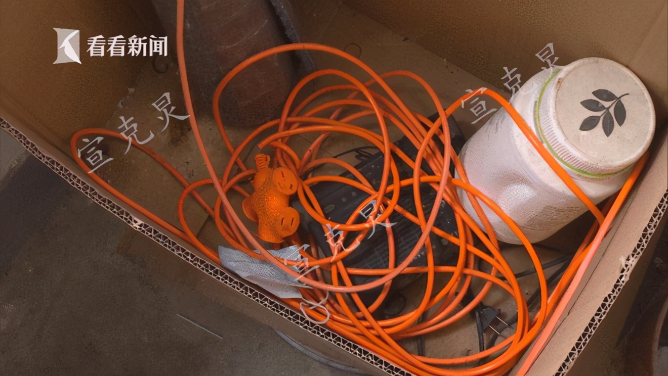 外卖小哥雨夜拔充电器触电后被救,外卖员积水处拔电瓶插头触电身亡