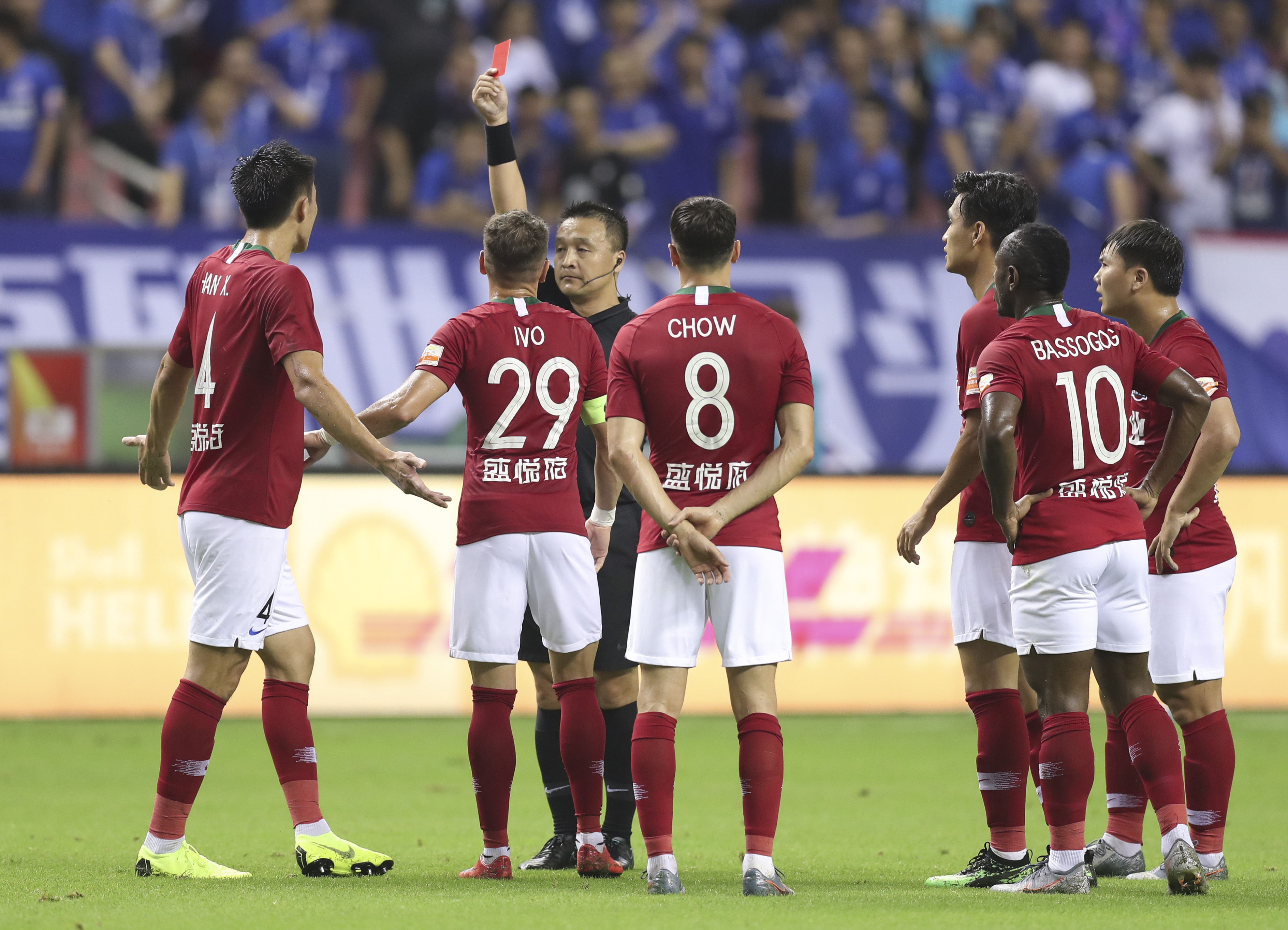 面对犯规这名裁判选择了转身背对事发地！中超何时才能公平竞赛