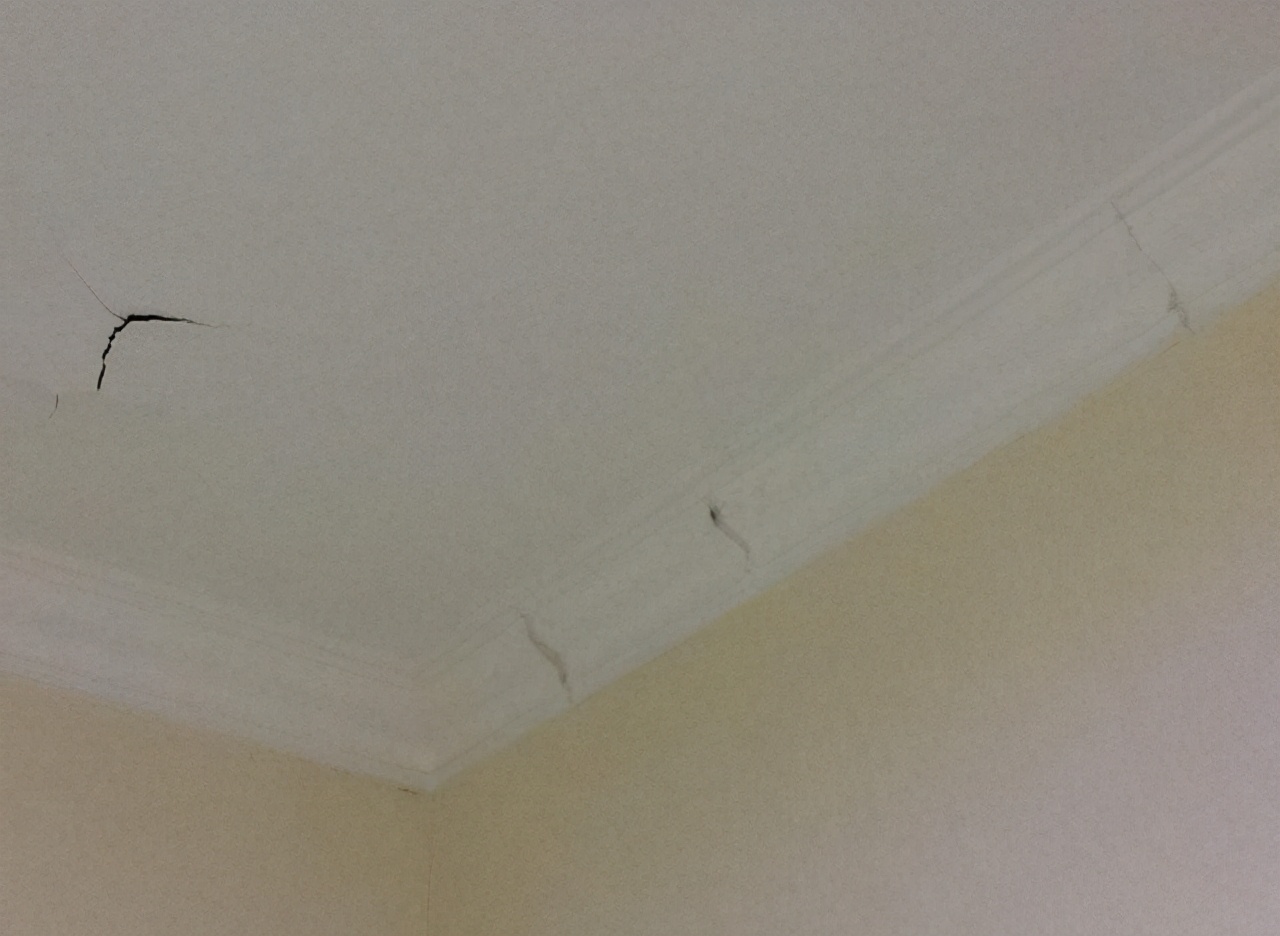 房子天花板掉皮怎么回事,天花板掉皮怎么修补