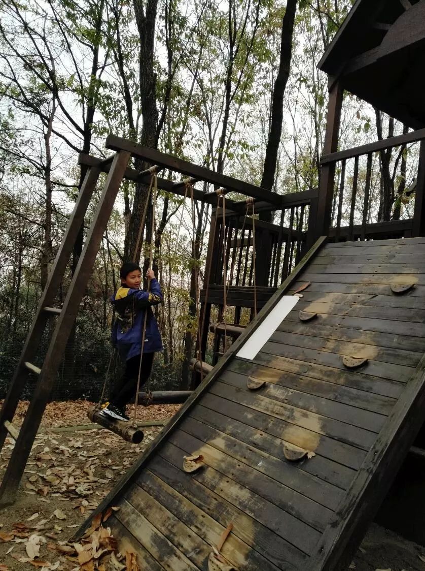 姝︽眽鑻变鸡灏忓眿,姝︽眽鏈夊効绔ヨ鏂界殑鎴胯溅钀ュ湴