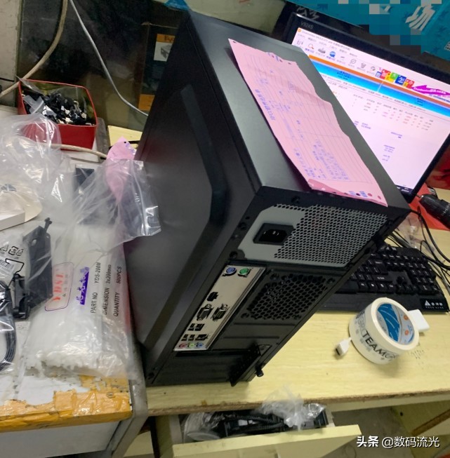 朋友给老表组装两台电脑，刚装好系统就蓝屏了，老表：不敢买了