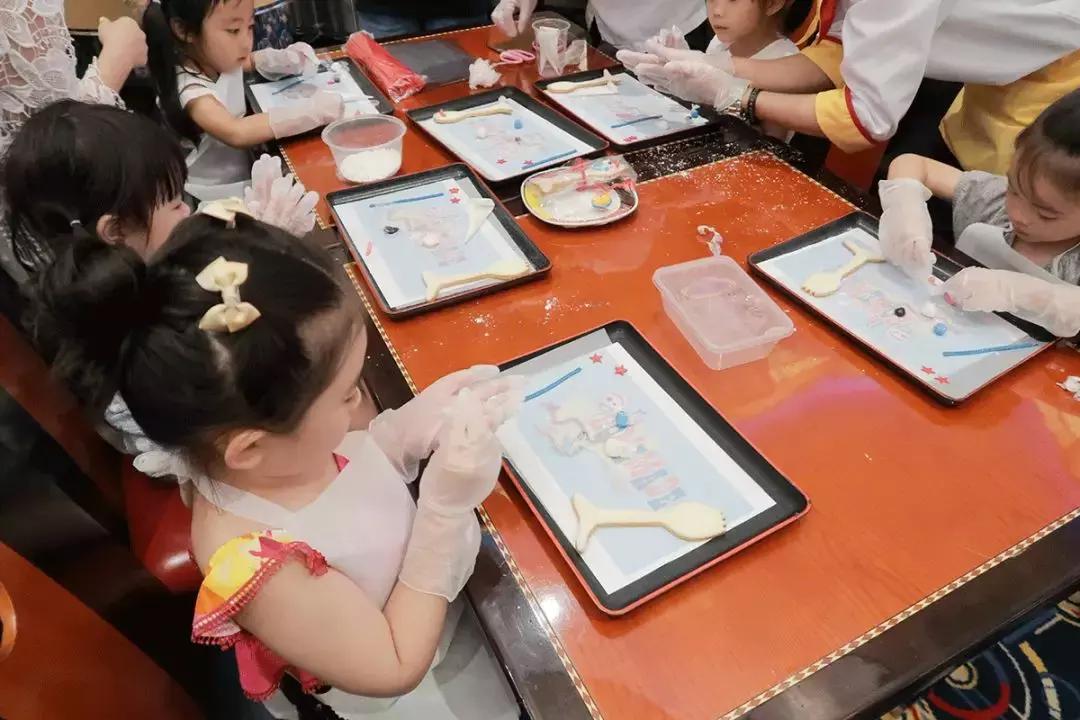 让全家人流连忘返的香港迪士尼，到底有什么魔力？