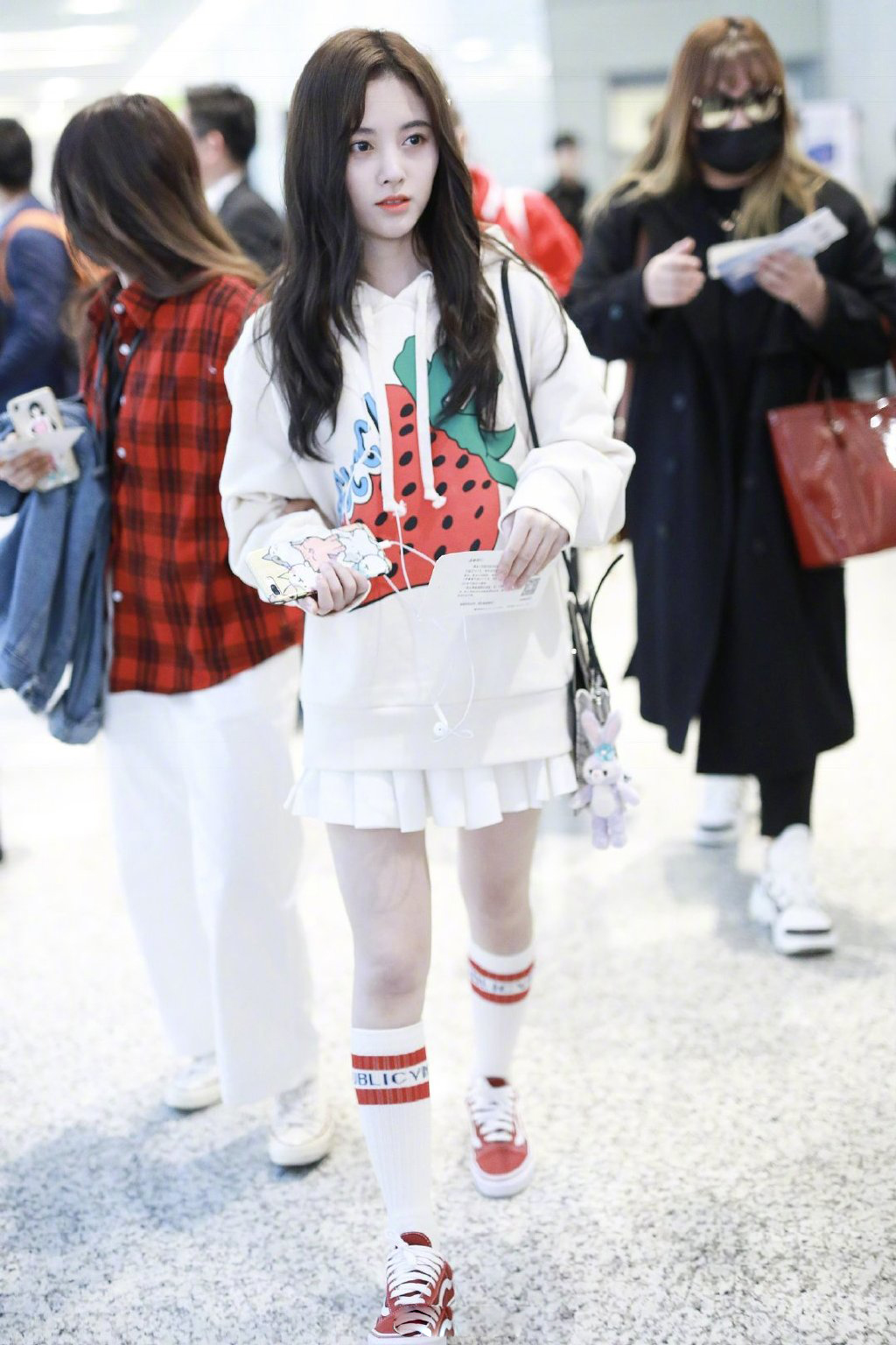 鞠婧祎机场穿搭春装,鞠婧祎机场条纹卫衣