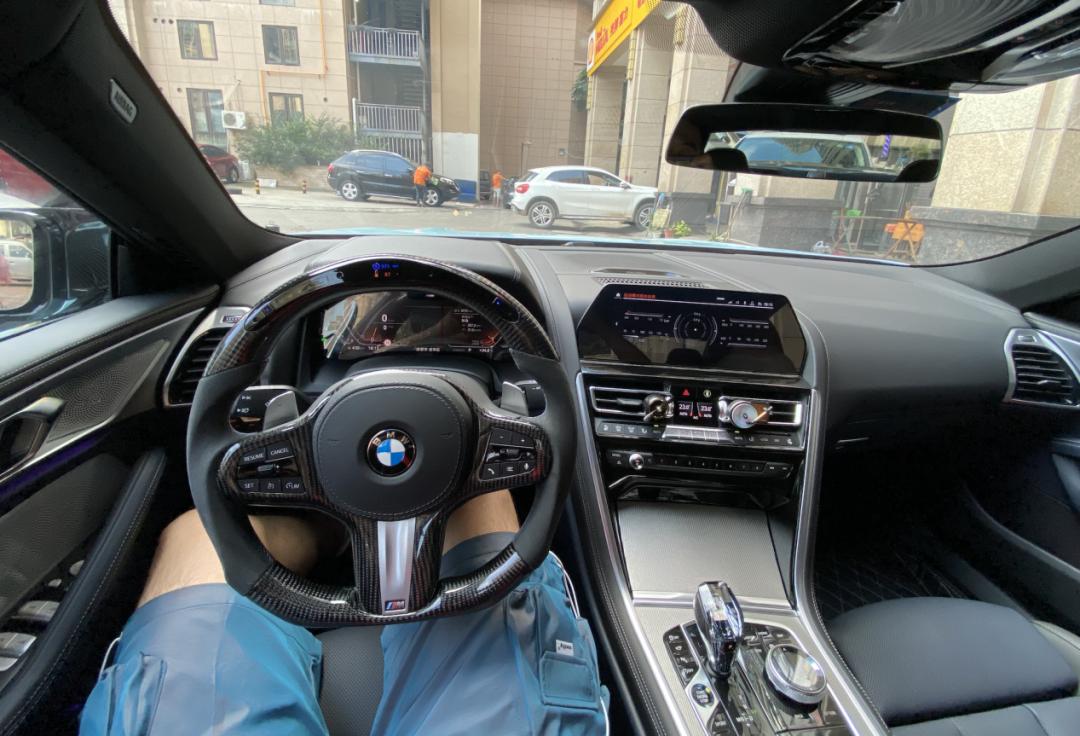 宝马8系双门碳纤维,宝马8系四门版的驾驶感受