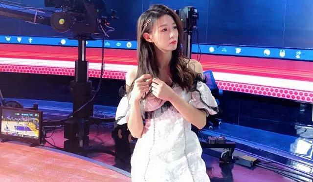 美娜当美女主播,篮网遗憾输球,美娜被群殴,最美杜密的反应亮了