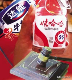 他从不隐藏厌恶愤懑和内心强悍。他是冒险狂、大戏的主角和孤独者