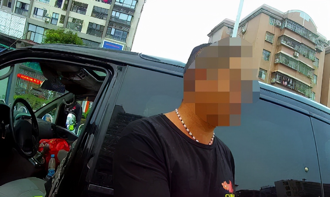 同事求情,男子心软违反公司规定,却把交警吓出冷汗!