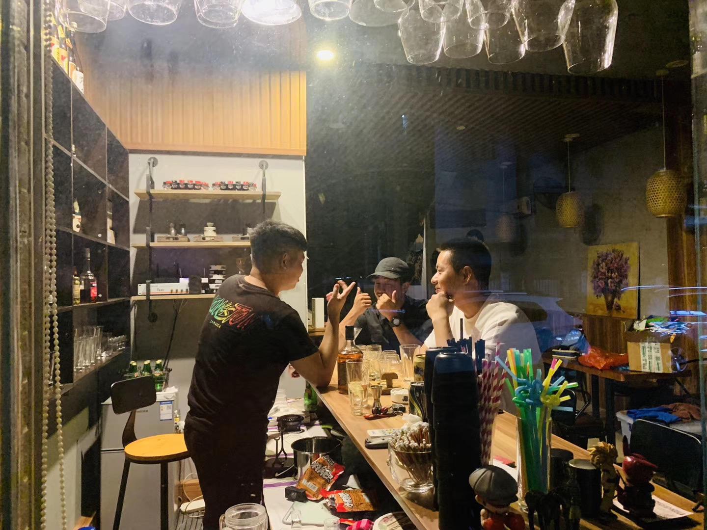 女的爱喝烈酒，男的抱头痛哭—北海调酒师给我讲述他的“治疗史”