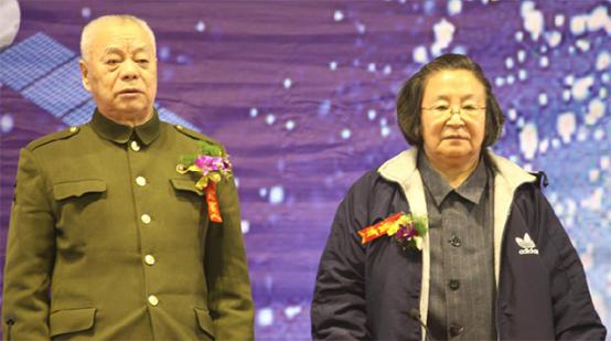 记者拍下照片，方知他是主席外孙，在亚运村当服务员拒绝组织帮助