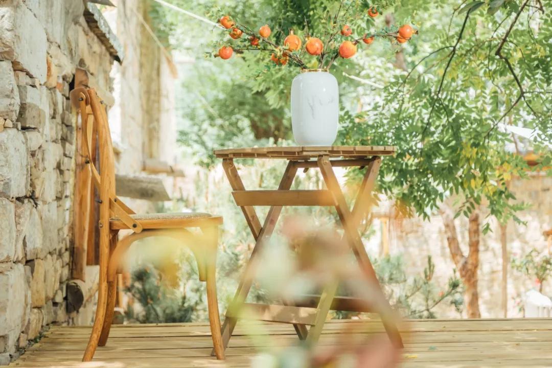 神仙眷侣辞掉高薪工作，爆改废弃山谷，造无边恒温泡池，全景树屋