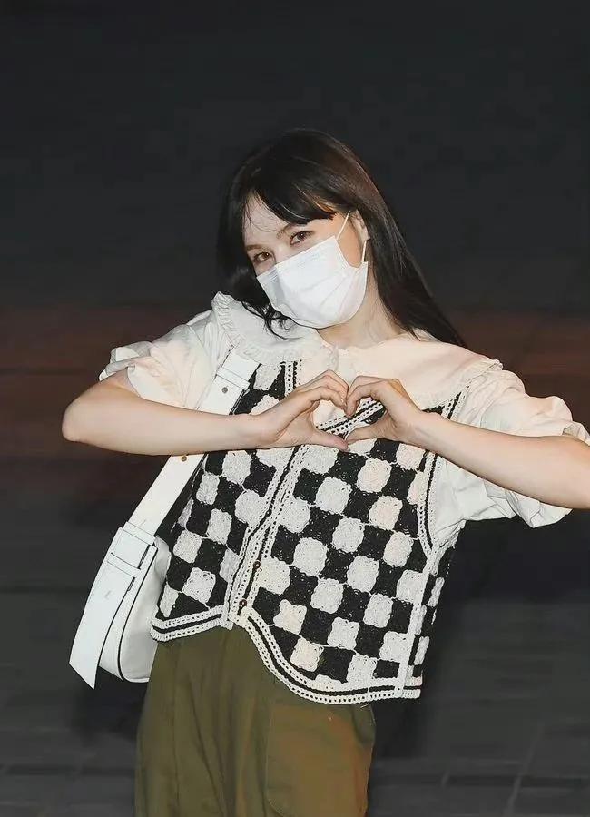 气质针织秋冬穿搭一整套,明星同款针织衫日常穿搭