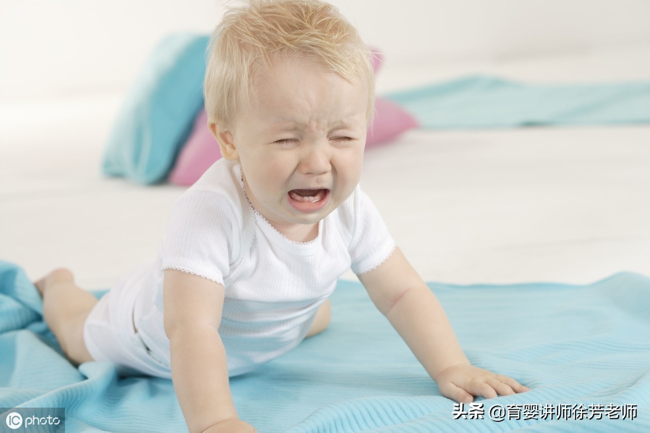 为什么宝宝一喝母乳就拉臭臭,为什么宝宝一喝母乳就哭闹