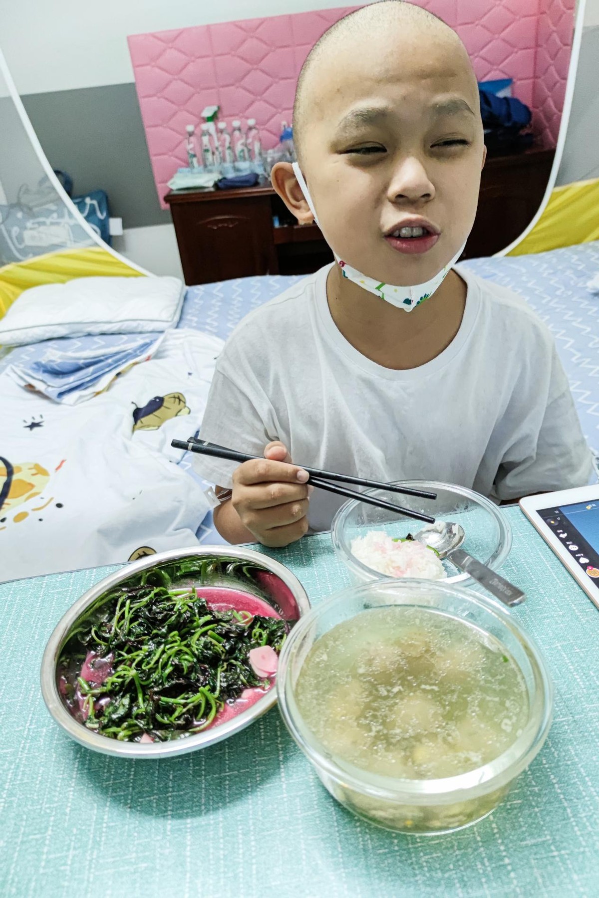 八岁男孩腋下好多红疙瘩,小朋友腋下有一片红疙瘩