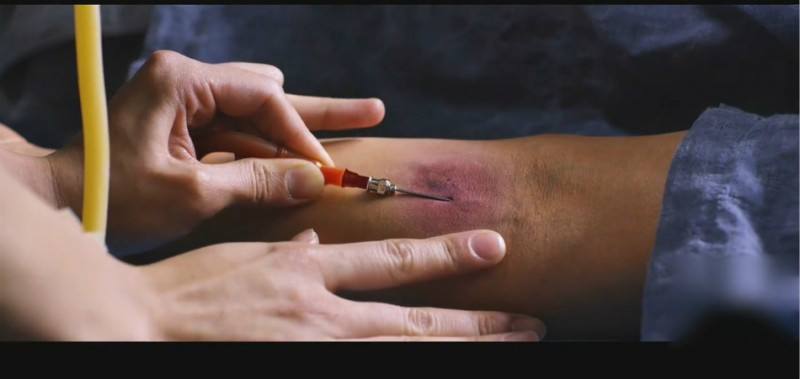 许三观卖血记绝望时刻,许三观卖血记猪肝配黄酒的背后