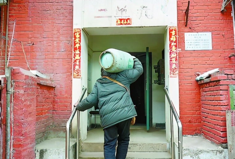 被亲生父母遗弃女博士,女博士被收养24年节目