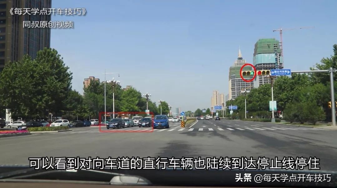 什么样右转路口容易闯红灯,交通标志在路口上怎么避免闯红灯