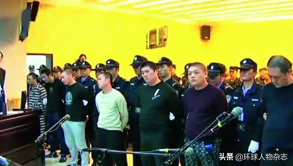 过年送花圈、逼人跳粪坑，当黑社会使用“软*力暴**”，杀人根本不用刀…