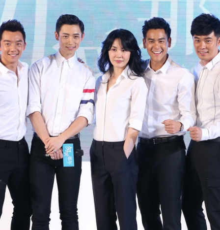 郑恺晒新跑男团合影照片,跑男团集体为郑恺庆生