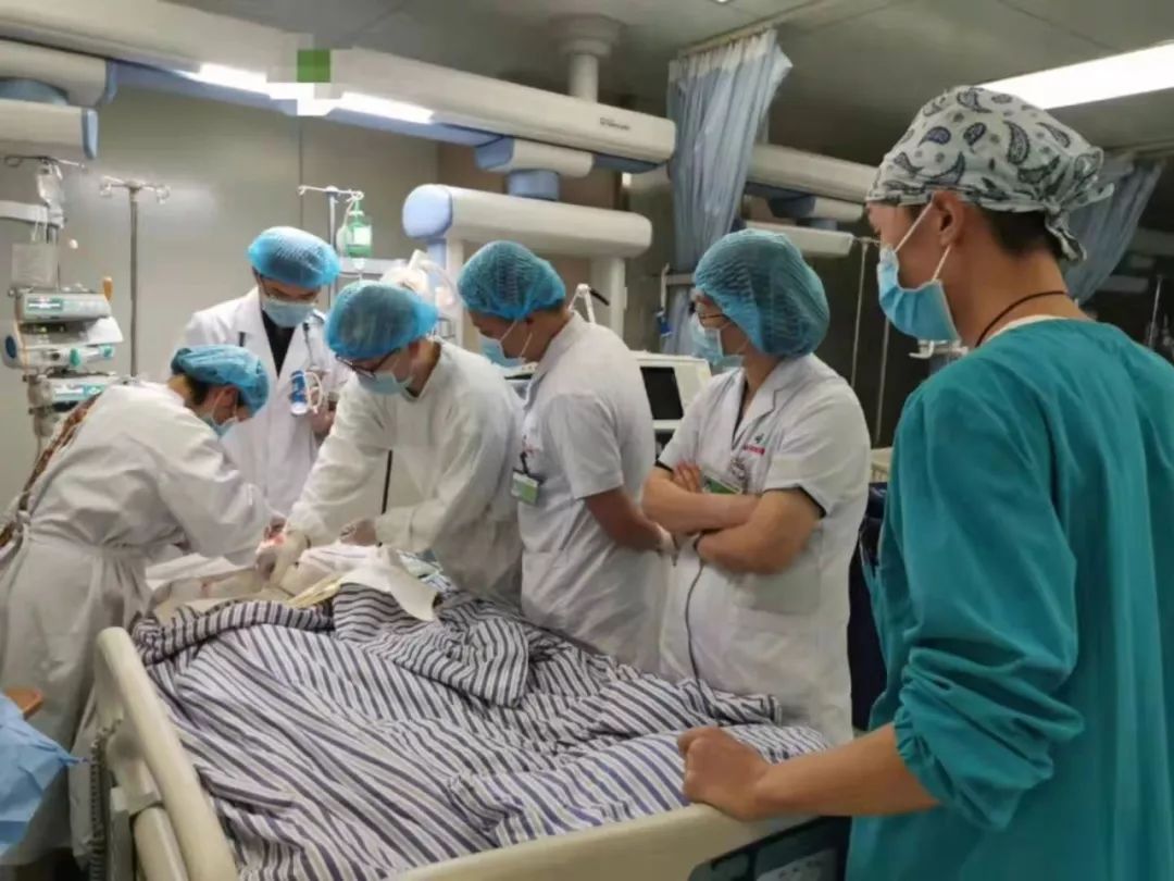 4岁女童掉进泥水坑4分钟后才被家长发现,溺水急救该怎么做?