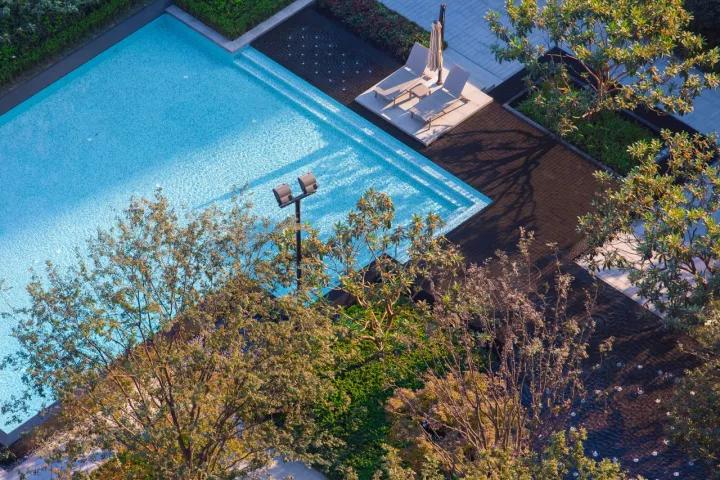 夏日泳池风景,夏日玩水胜地无边际泳池